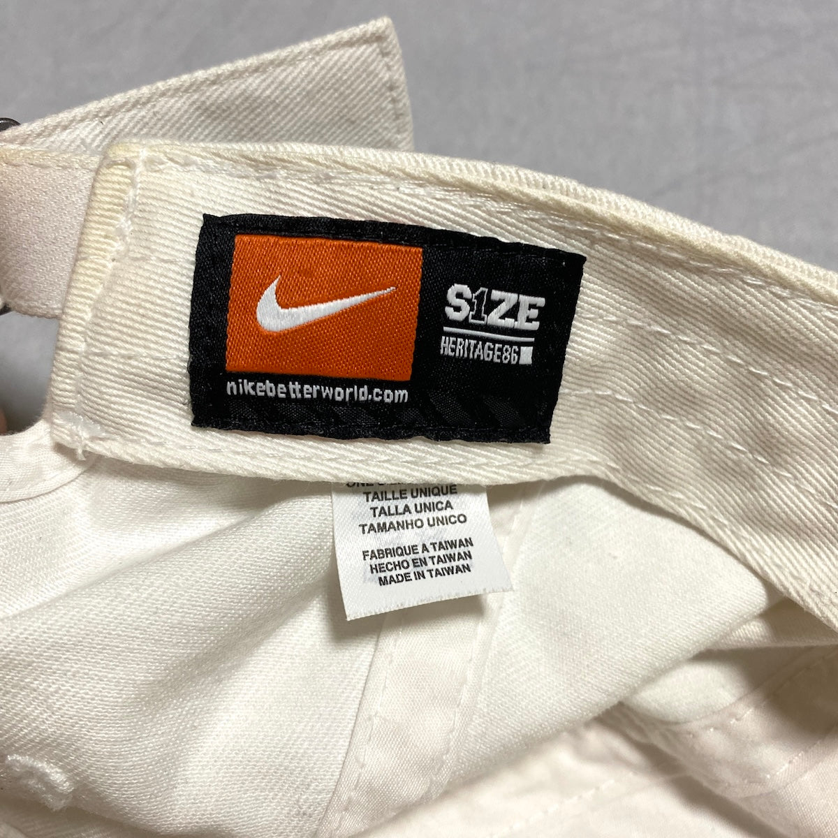 ナイキ Nike キャップ ホワイト 刺繍ロゴ L